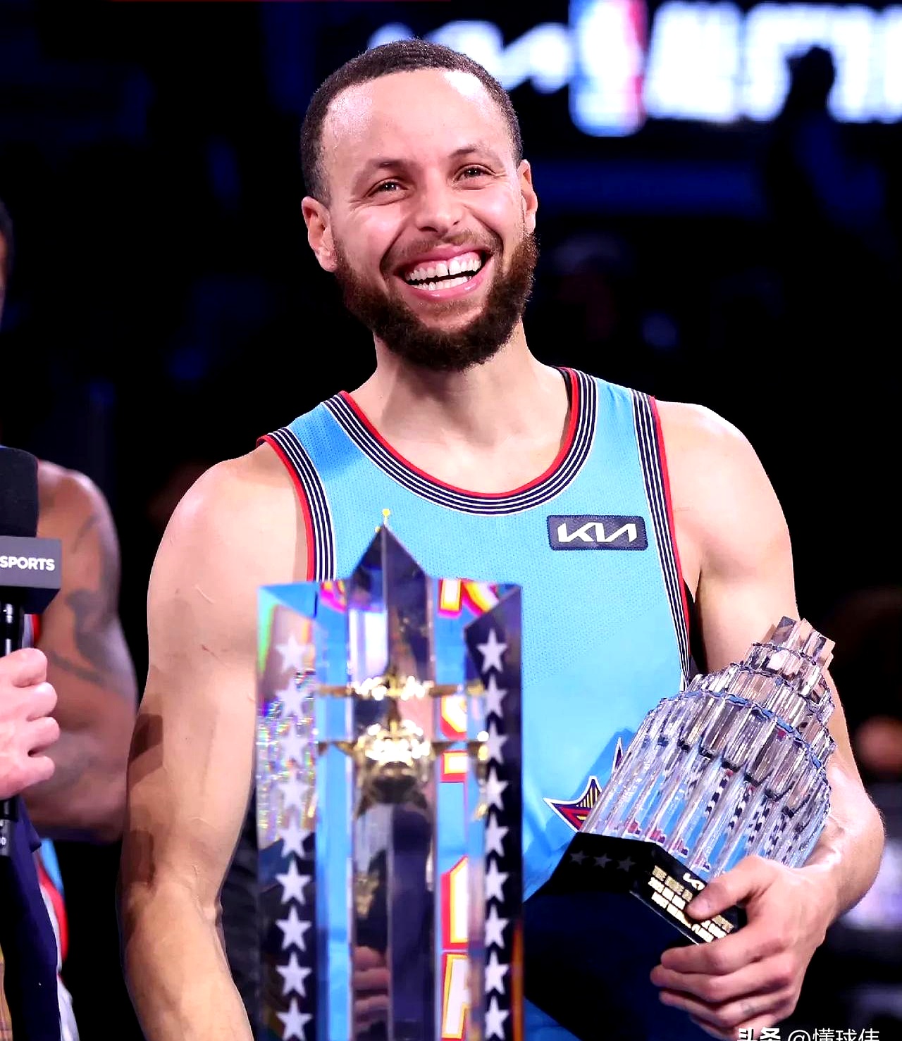 九游娱乐官方-比赛中球员发挥出色，被誉为全场MVP