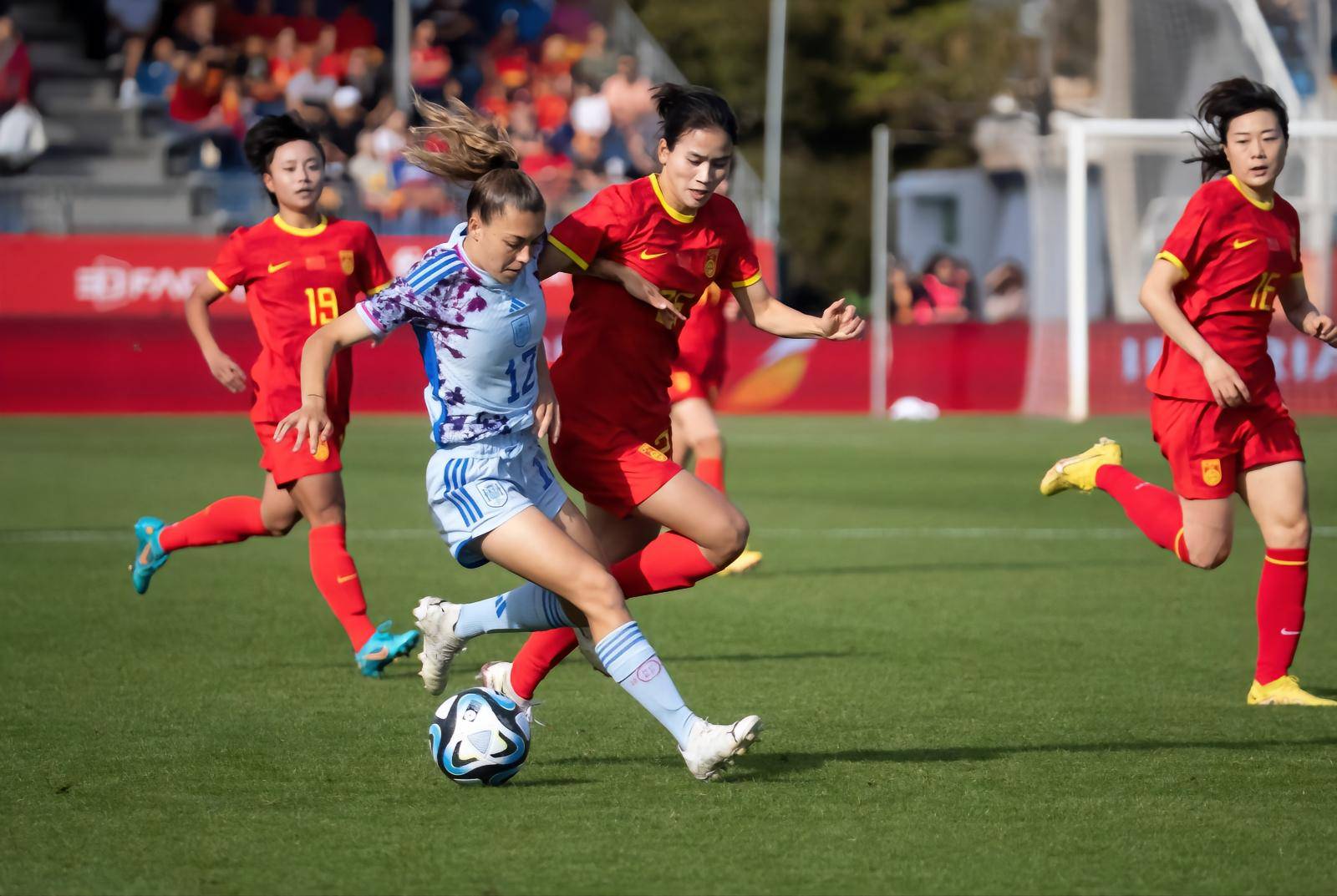 中国女足挫败对手，夺得冠军奖杯！