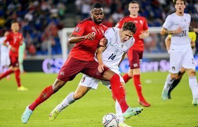 双方球队在足球比赛中展开激烈较量