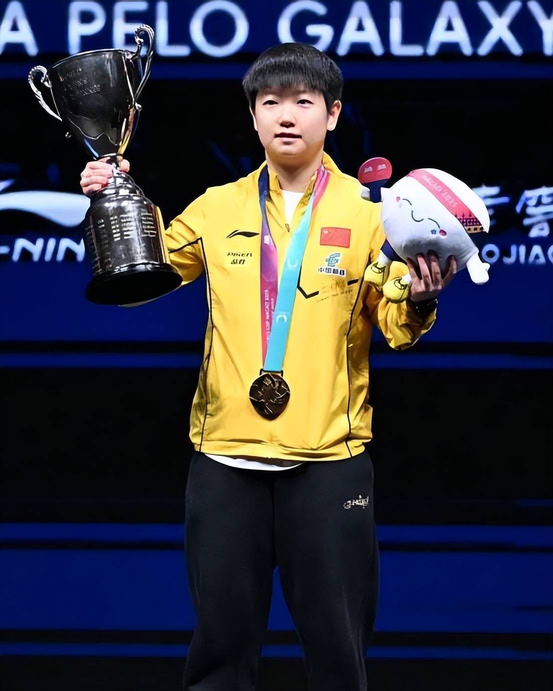 包含世界级运动员在赛场上展现出色表现，引发全球关注的词条