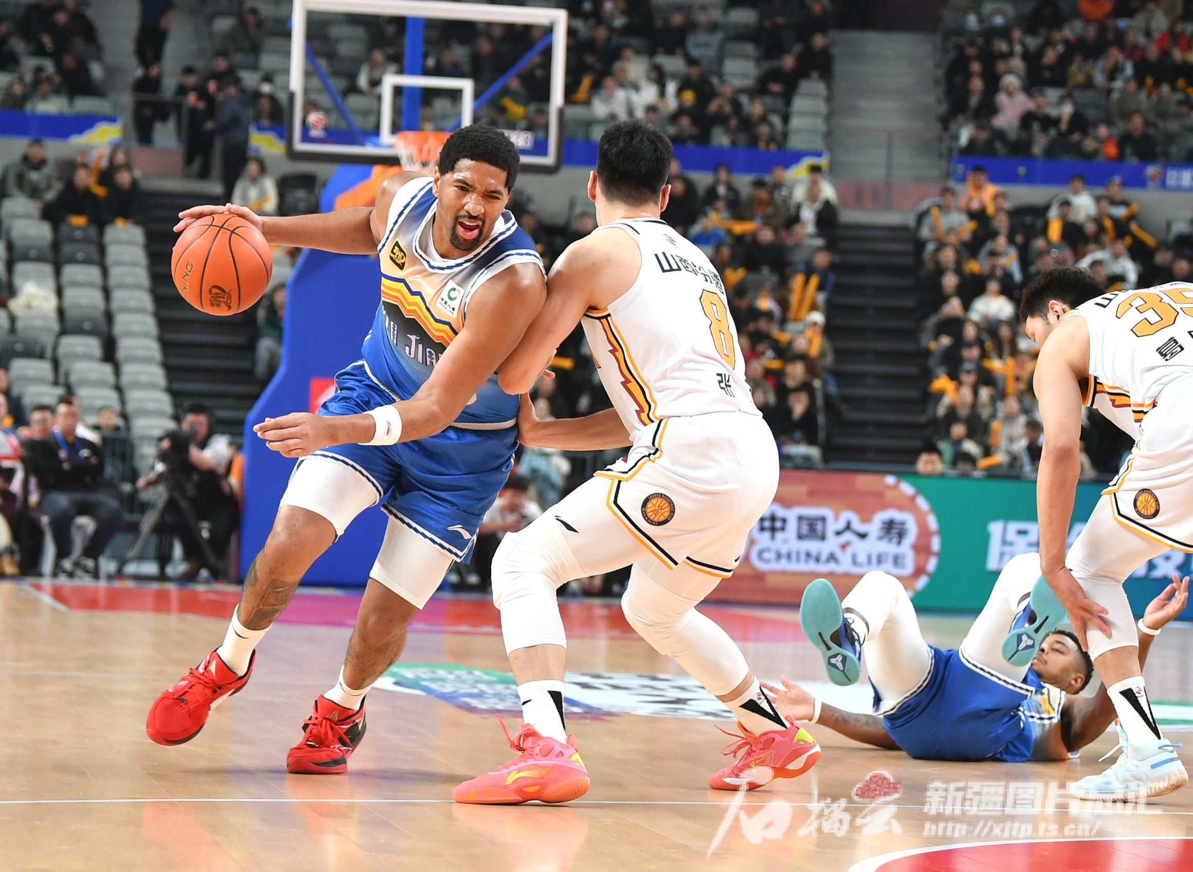 新疆男篮击败山东，展现实力