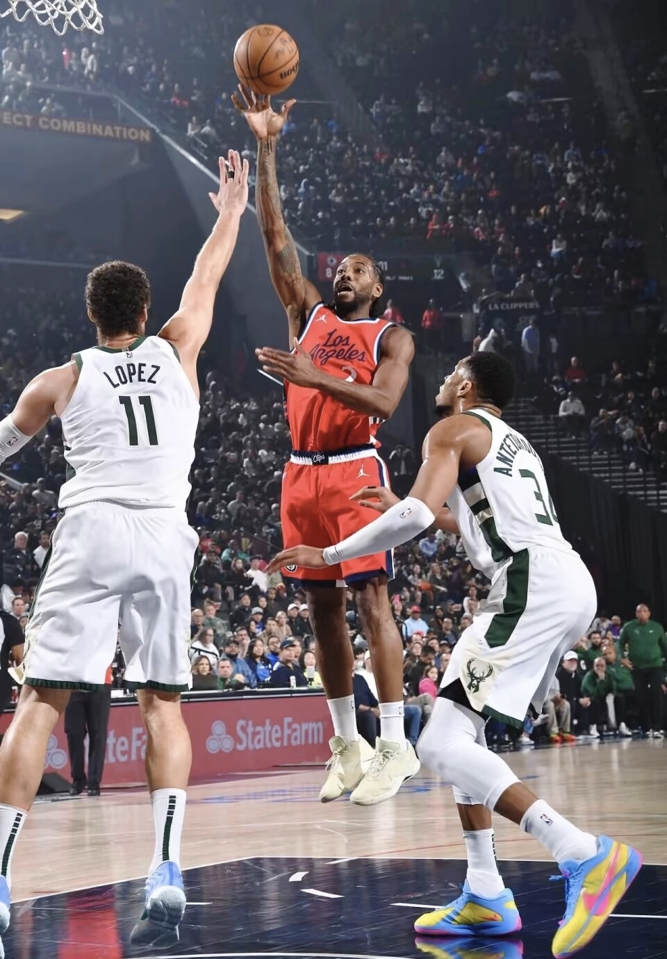 雄鹿主场豪取胜利，中坚球员发挥稳定的简单介绍