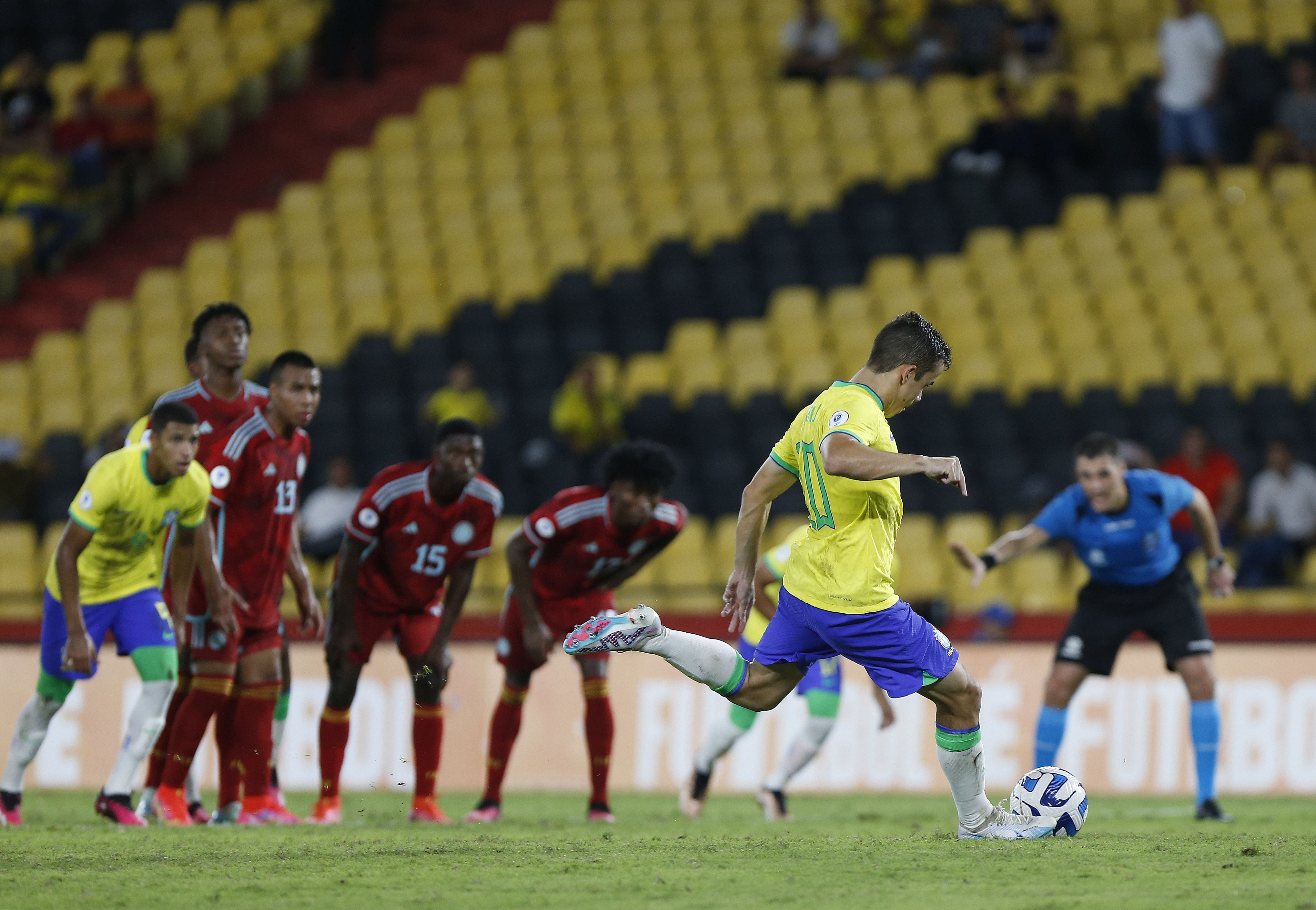 哥伦比亚队备战战术调整备受点赞