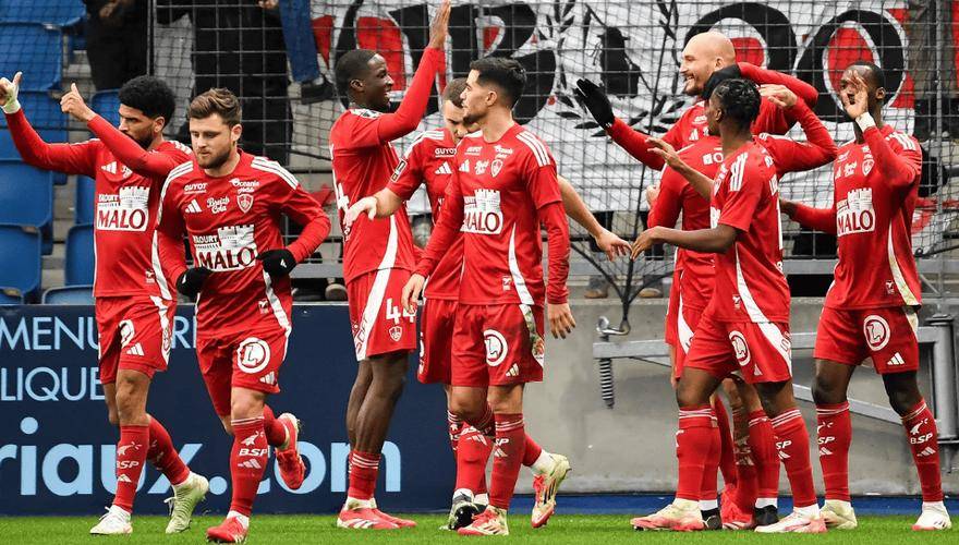 包含阿尔梅洛球员卡斯特罗自信状态恢复，备战关键战的词条