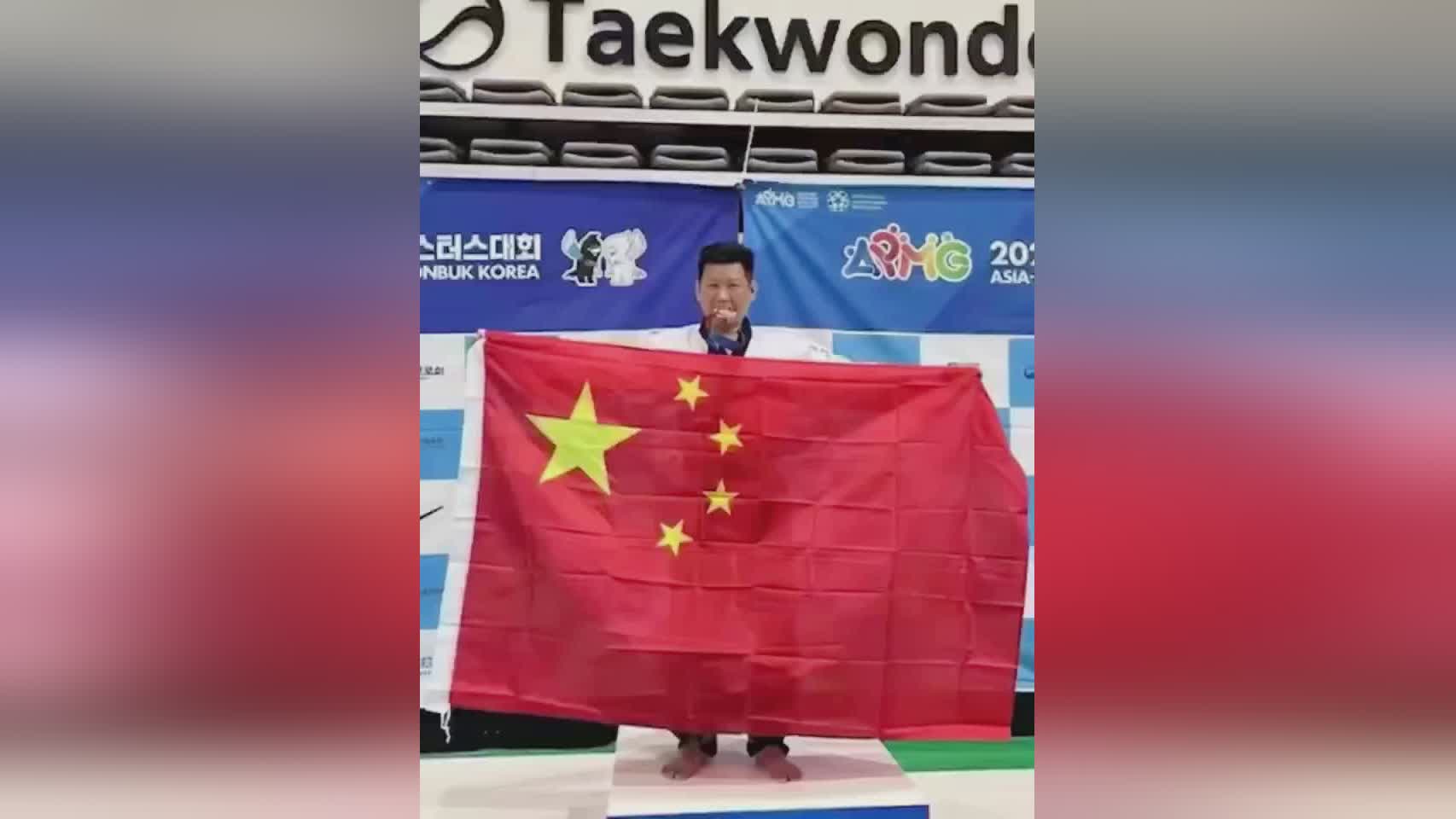 俄罗斯举重选手力压群雄，登上领奖台