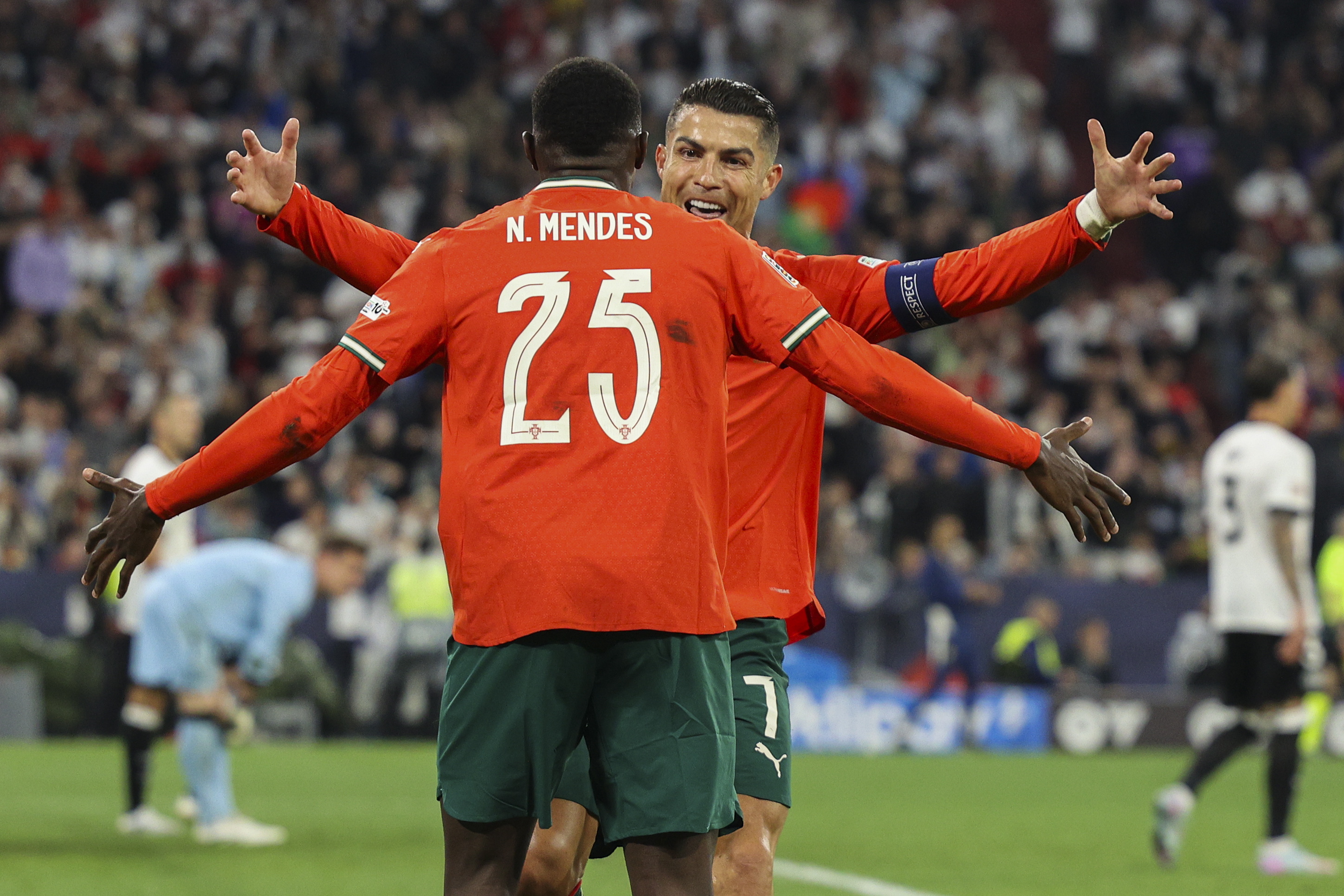 祖国足球队晋级欧国联决赛，球迷狂热支持的简单介绍