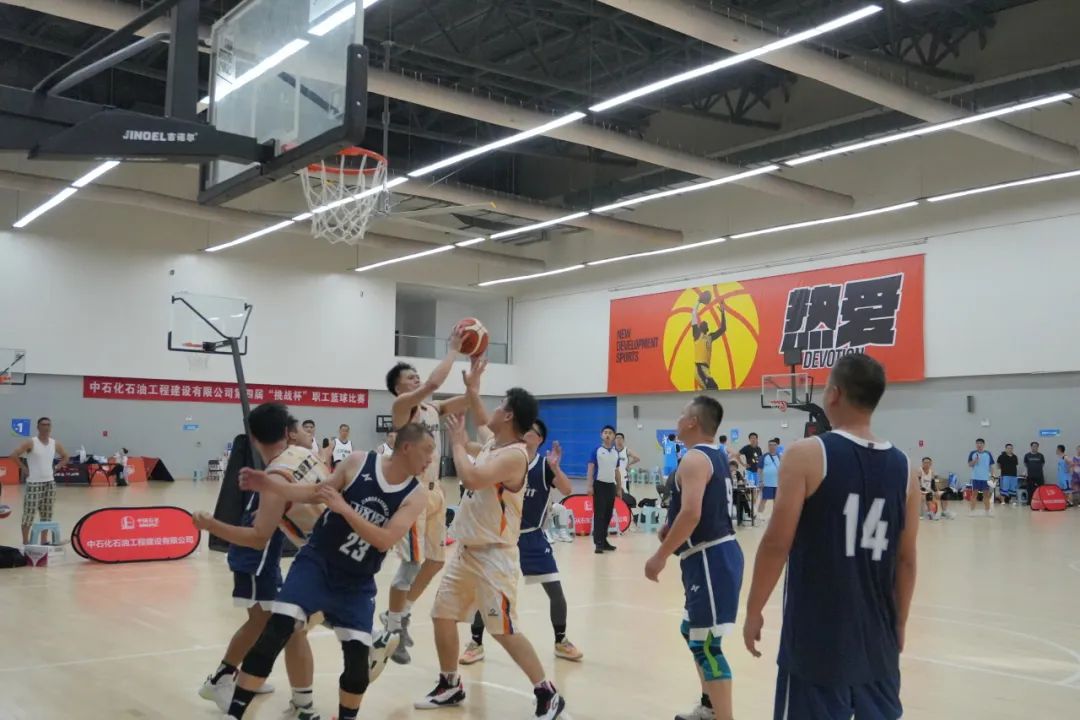 篮球赛事精彩纷呈，球场上的巅峰对决