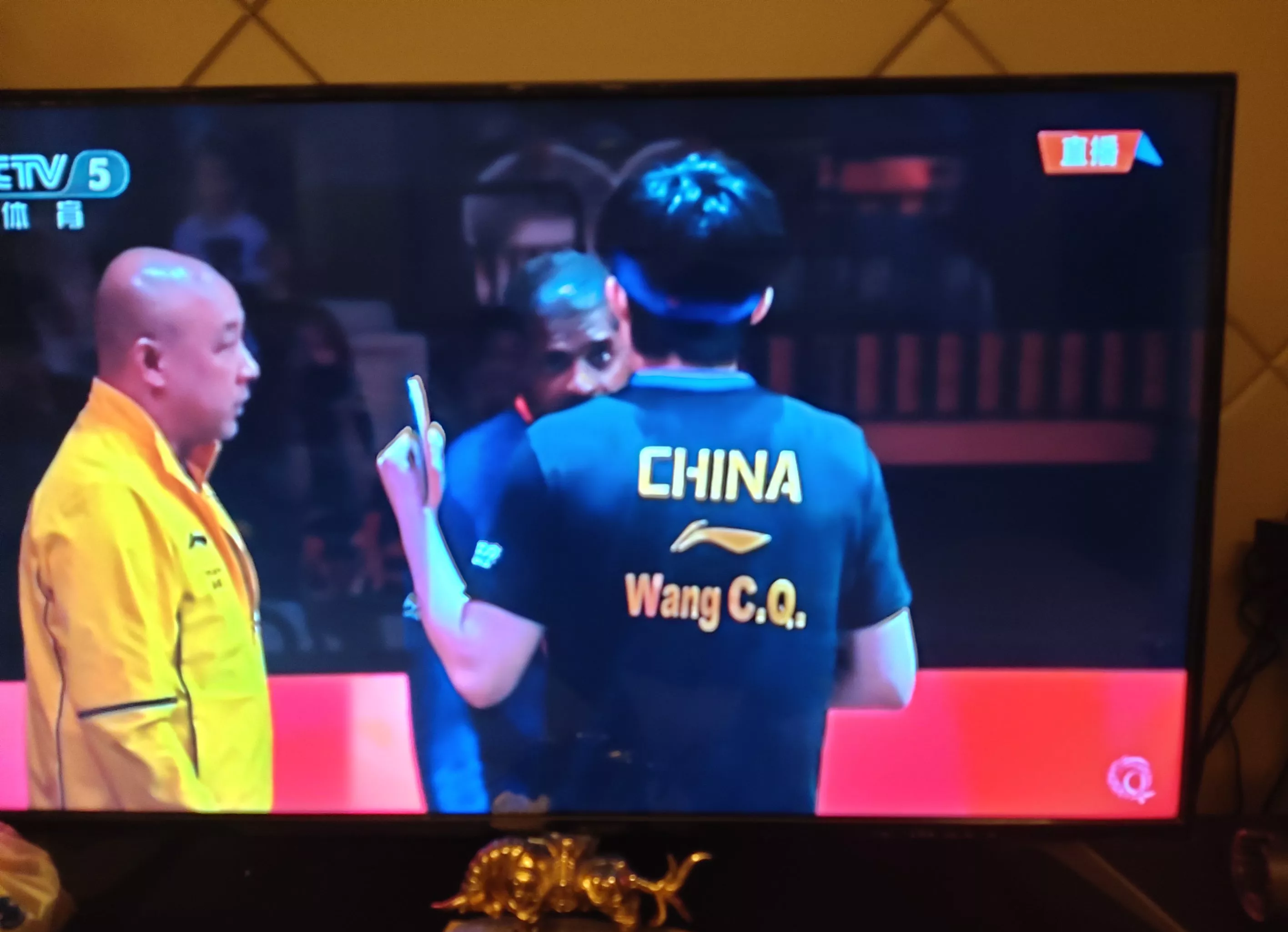 九游娱乐-包含胜负不定：看球的人们都投入到了比赛的紧张氛围中的词条