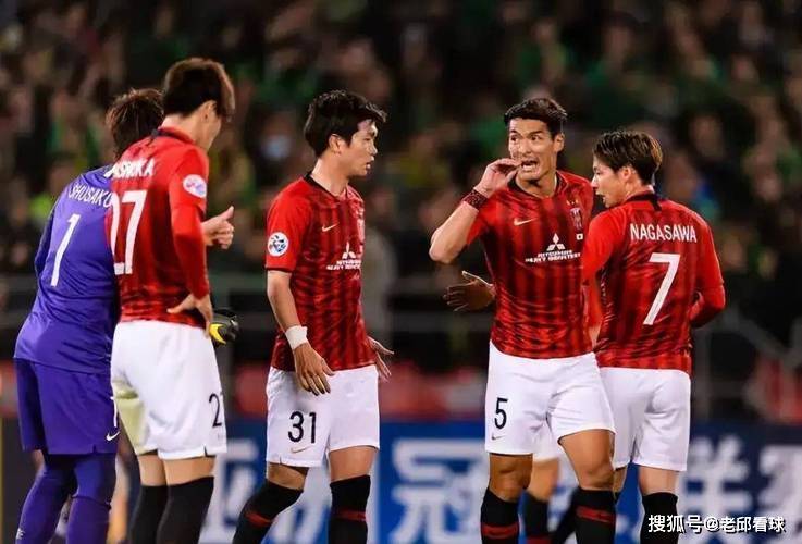 包含胜负不定：看球的人们都投入到了比赛的紧张氛围中的词条