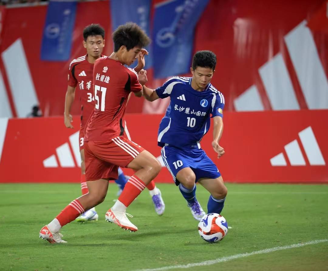 九游娱乐官方网站-足球联赛中的拼搏精神赢得赞誉