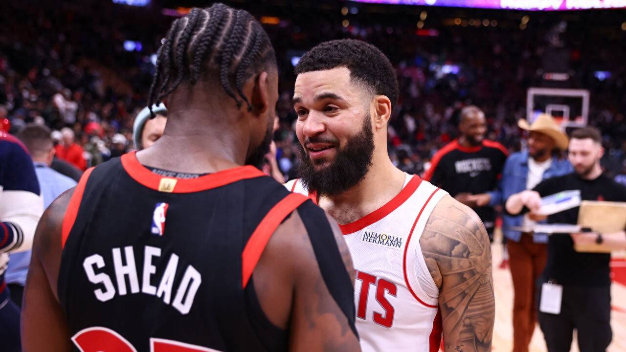 包含猛龙队战胜灰狼队，范弗利特全场火爆表现的词条