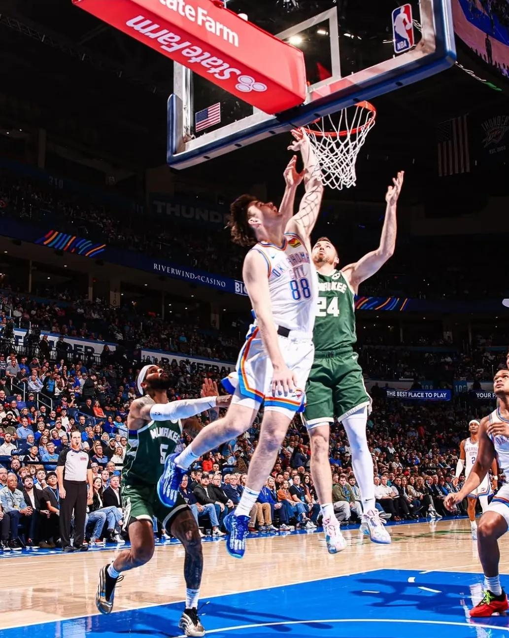 雄鹿主场大胜马刺，继续领跑东部