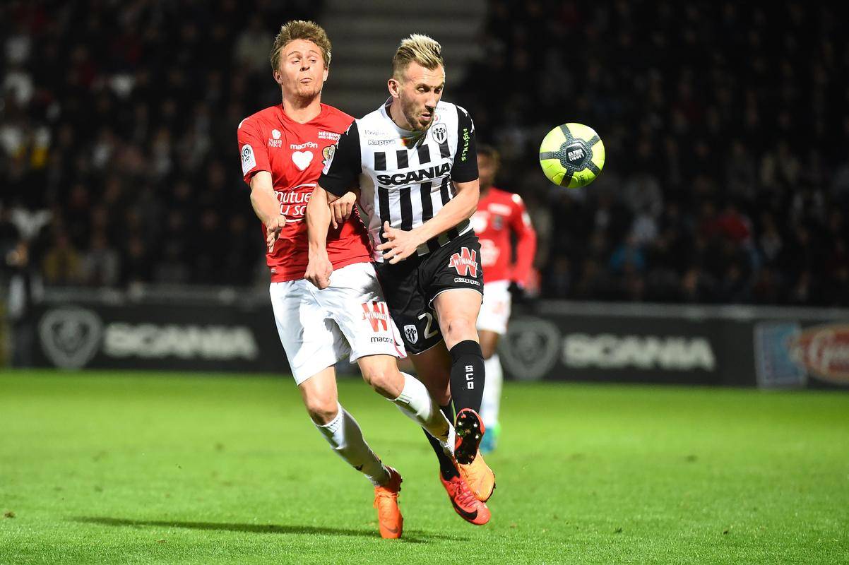 九游娱乐入口-法甲赛场场面白热化，点球大战谁与争锋