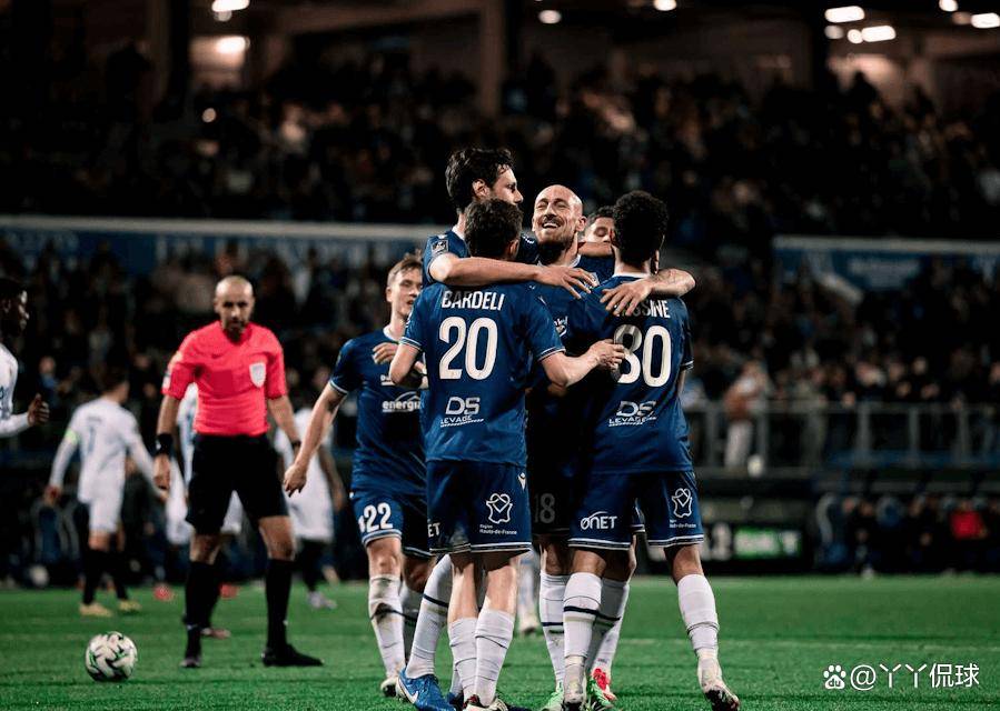 法甲赛场场面白热化，点球大战谁与争锋