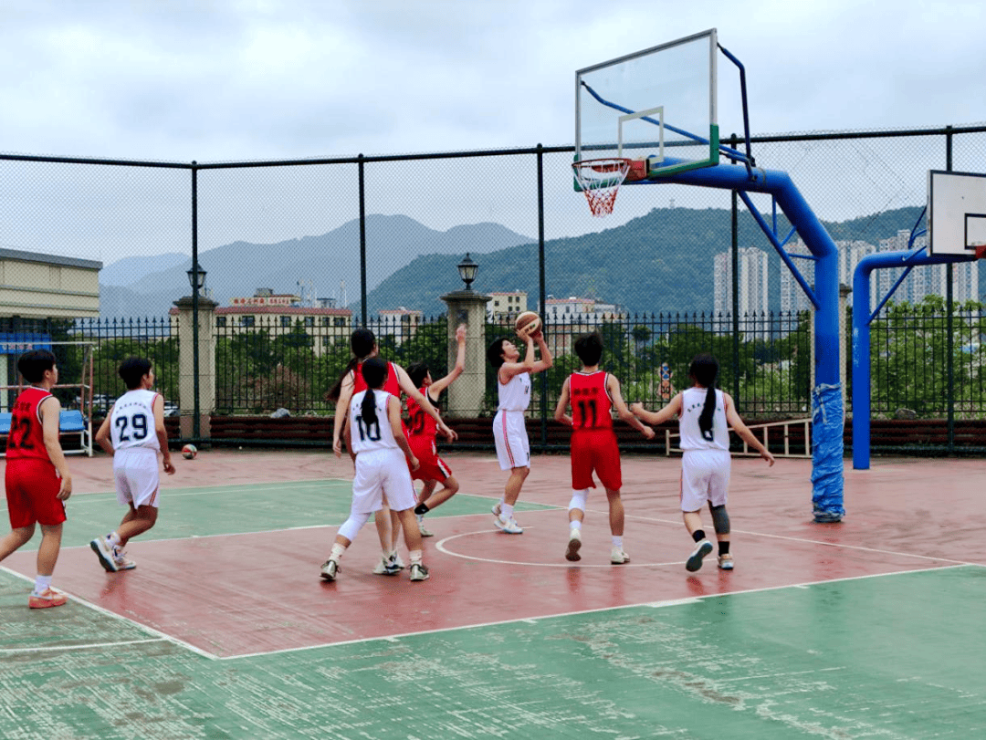 篮球赛场上掀起一场精彩绝伦的青年对决