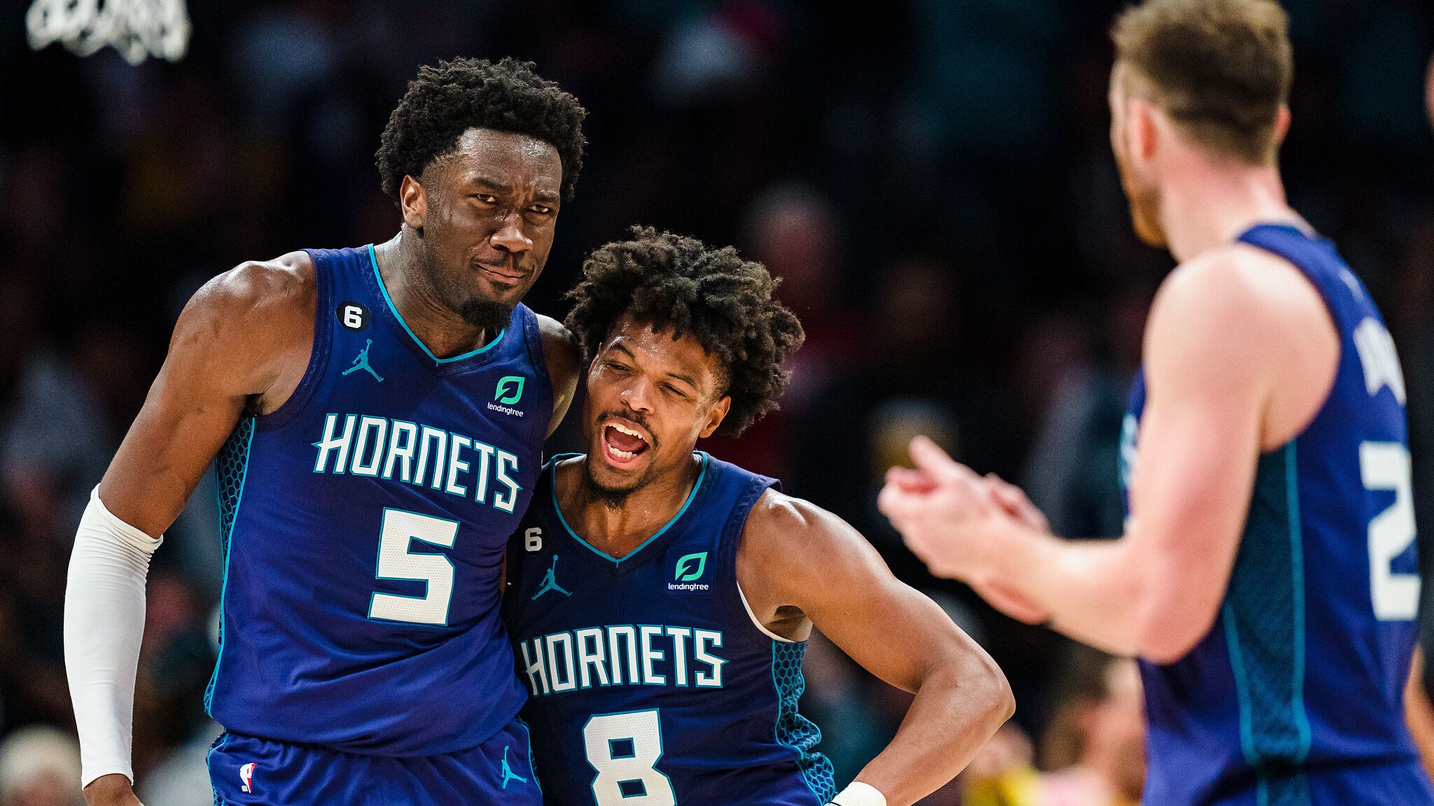 关于阿斯顿马丁逆转威廉姆斯，周冠宇统治全场的信息